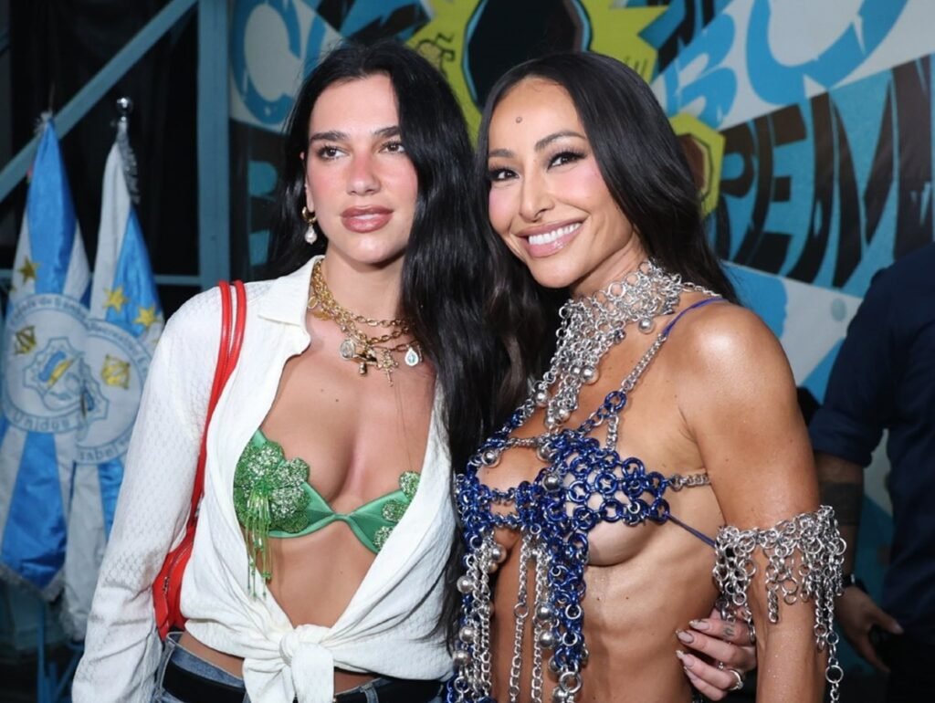 Dua Lipa curte ensaio na quadra da Vila Isabel com Sabrina Sato e assiste a Fla x Flu no Maracanã; veja vídeos