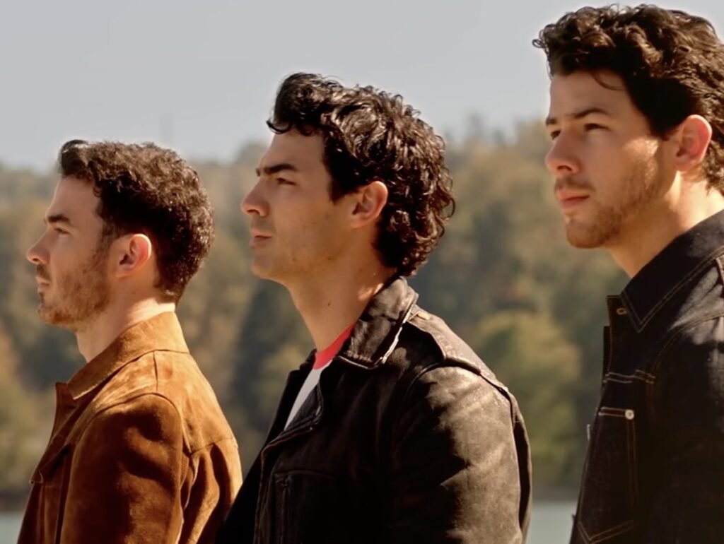 Com ou sem Demi Lovato? Jonas Brothers retornam ao "Camp Rock" no 1º teaser do 3º filme