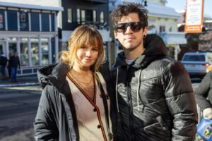 Debby Ryan e Josh Dun do Twenty One Pilots dão as boas-vindas ao bebê