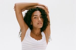 Olivia Dean aperta o controle nas paradas ARIA com a terceira semana em primeiro lugar