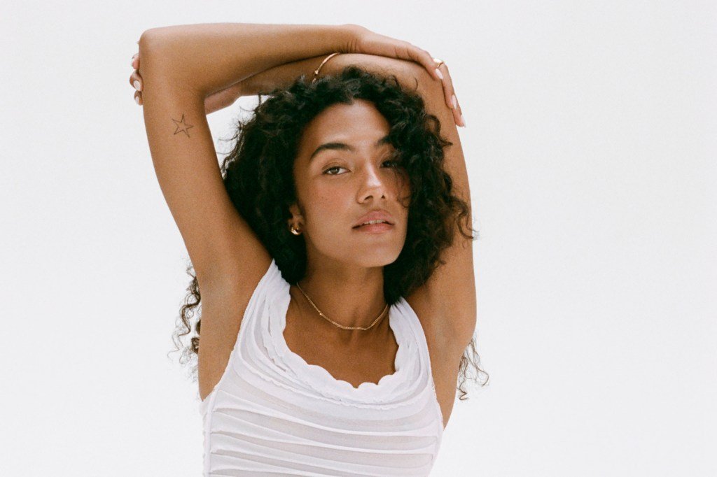 Olivia Dean aperta o controle nas paradas ARIA com a terceira semana em primeiro lugar