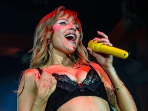 Público de Luísa Sonza clama por "Sina de Ofélia" ao vivo nos shows; versão feita com IA é um hit na internet