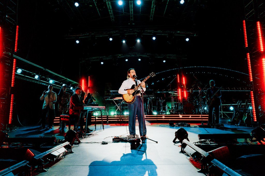 Matt Corby faz homenagem emocional ao NYE às vítimas do tiroteio em Sydney